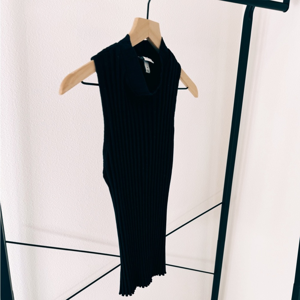 Ribbed, sleeveless turtleneck